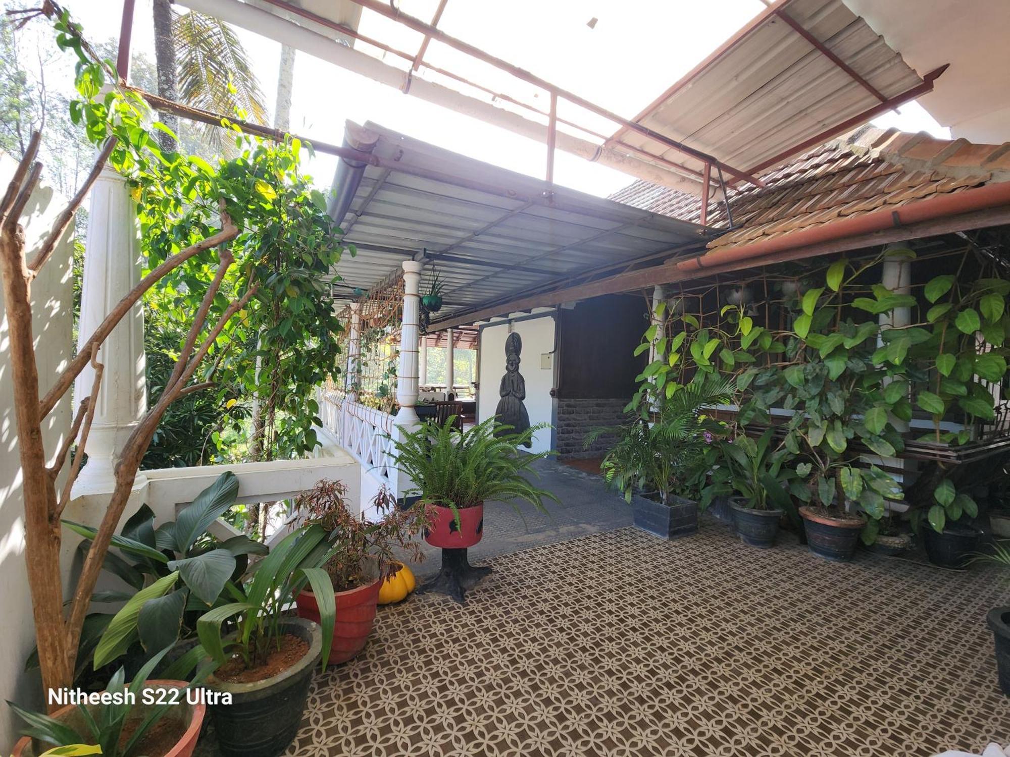 Kairali Palace Home Stay Thekkady Ngoại thất bức ảnh